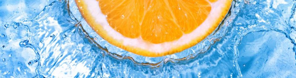 Orangenscheibe in Wasser