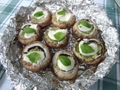 Champignons mit Kichererbsen-Pestofüllung zum Grillen