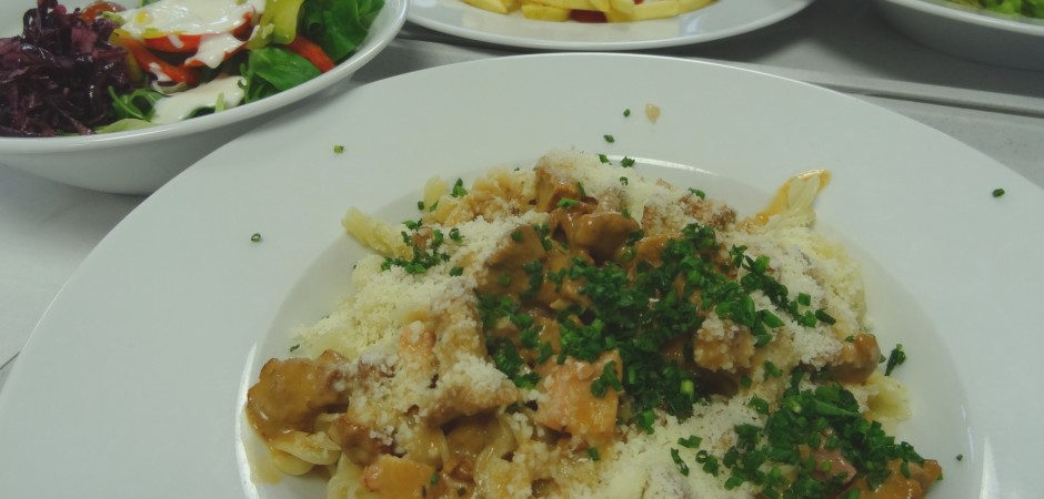 Pasta mit Pfifferlingen, Salat