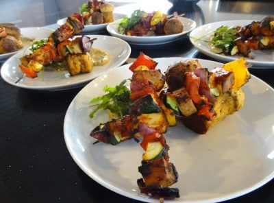 Gemüsespieße mit Rauchtofu, Kartoffelmuffins und Auberginencreme