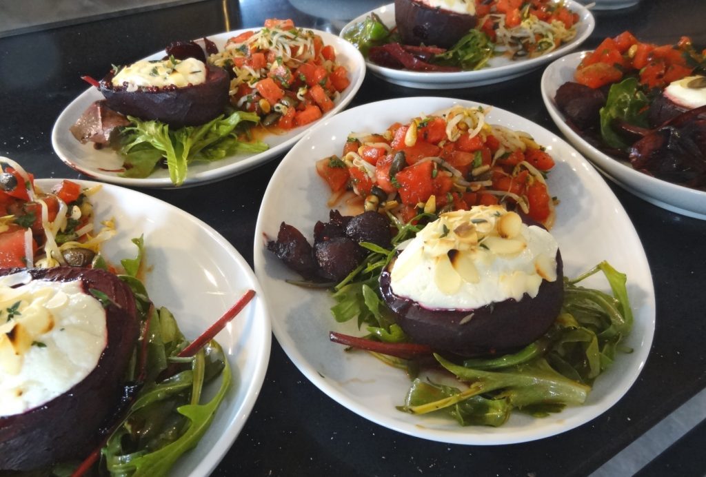Gefüllte Rote-Bete-Hälften mit Salatgarnitur und Melonen-Sprossensalat