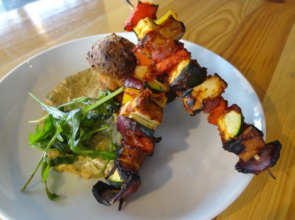 Vegetarische Spieße mit Rauchtofu, Aubergingepaste und Kartoffel-Kräuter-Muffins