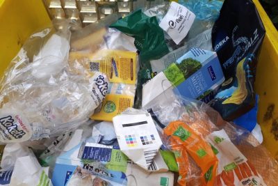 Plastikmüll in gelber Tonne