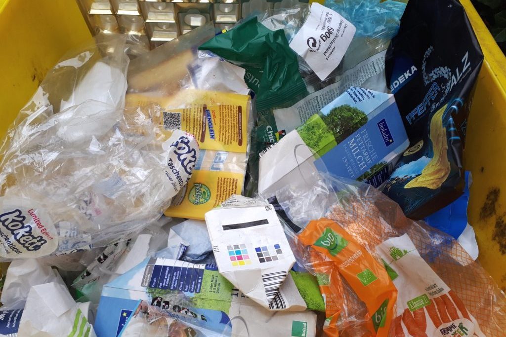 Plastikmüll in gelber Tonne