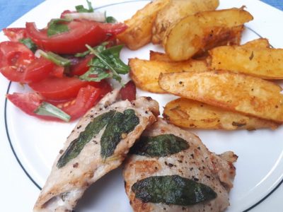Saltimbocca, Country Fries, Tomatensalat