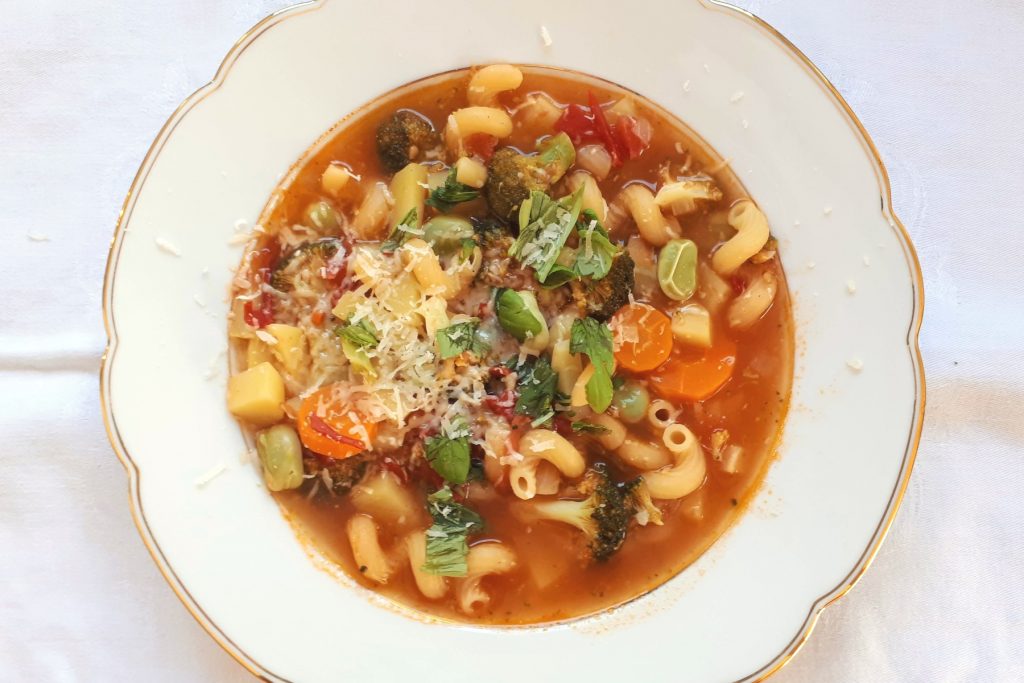 Minestrone auf Goldrandteller