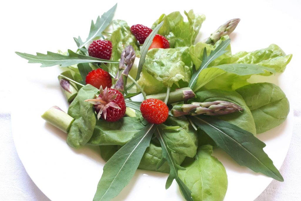 Gemischter grüner Salat mit Spargel und Erdbeeren