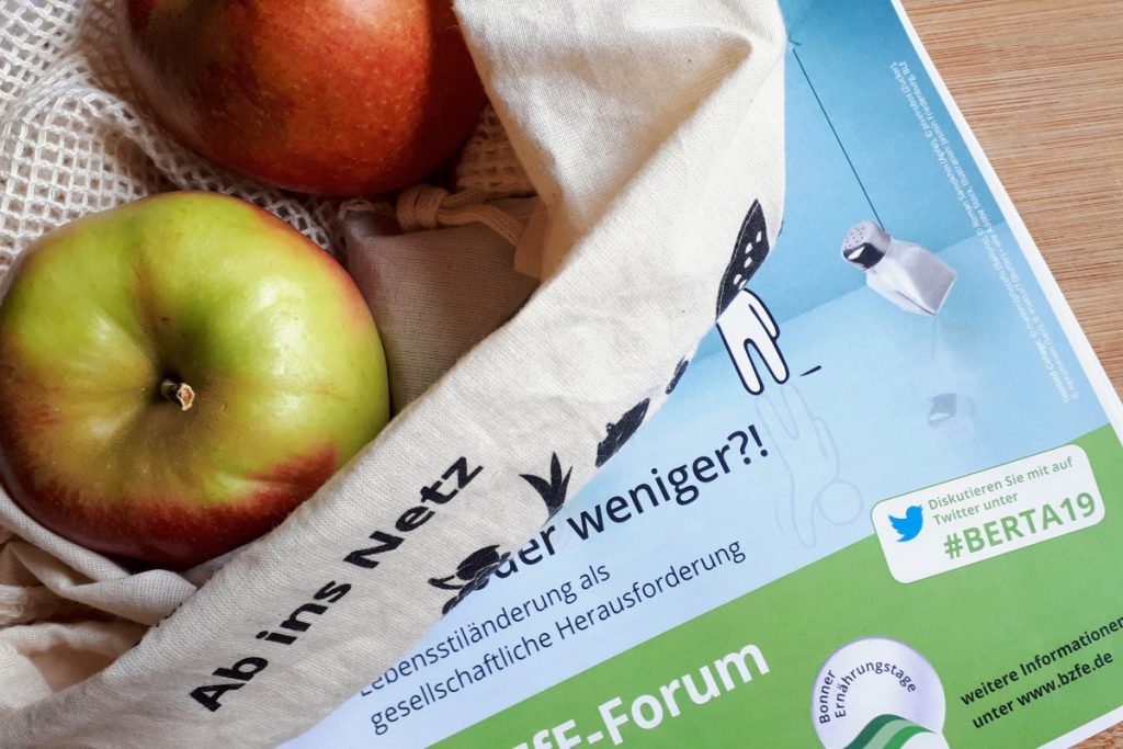 3. BZfE-Forum Obstbeutel mit Äpfeln
