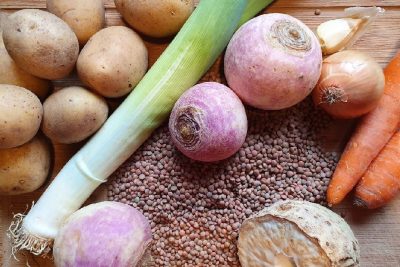 Gemüse für vegane Linsensuppe