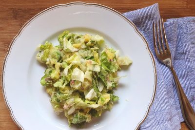 Endivie auf weißem Teller