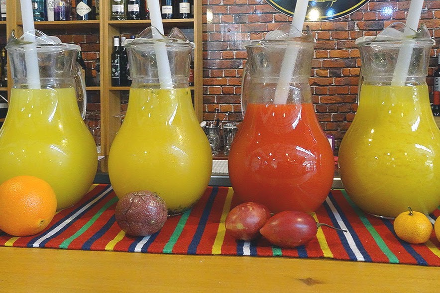 Vier Glaskaraffen mit Fruchtsaft