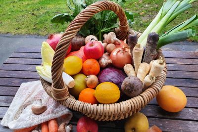 Wintergemüse und Obst im Korb