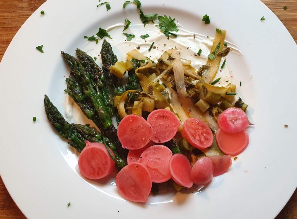 grüner Spargel mit Radieschen