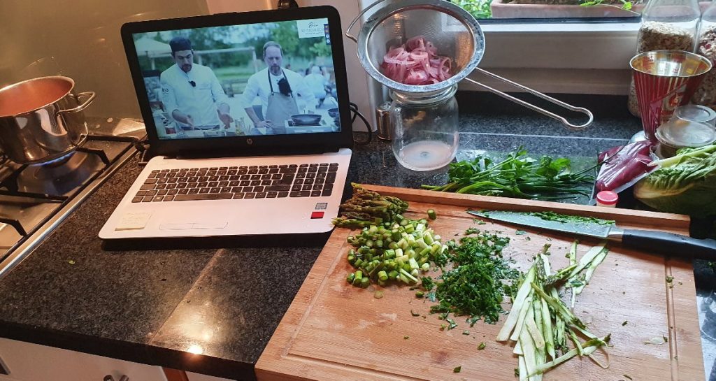 Schneidebrett mit Spargel, Laptop