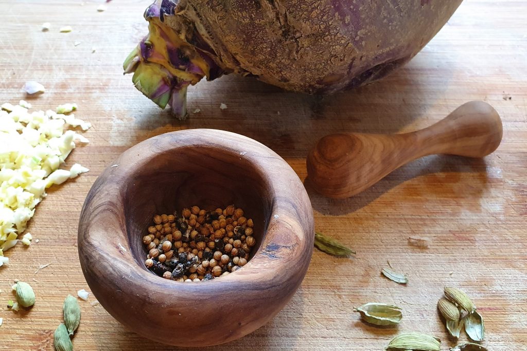 Steckrübe mit Mörser und Gewürzen