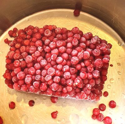 Gefrorene Johannisbeeren im Kochtopf