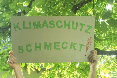 Plakat mit Aufschrift "Klimaschutz schmeckt"