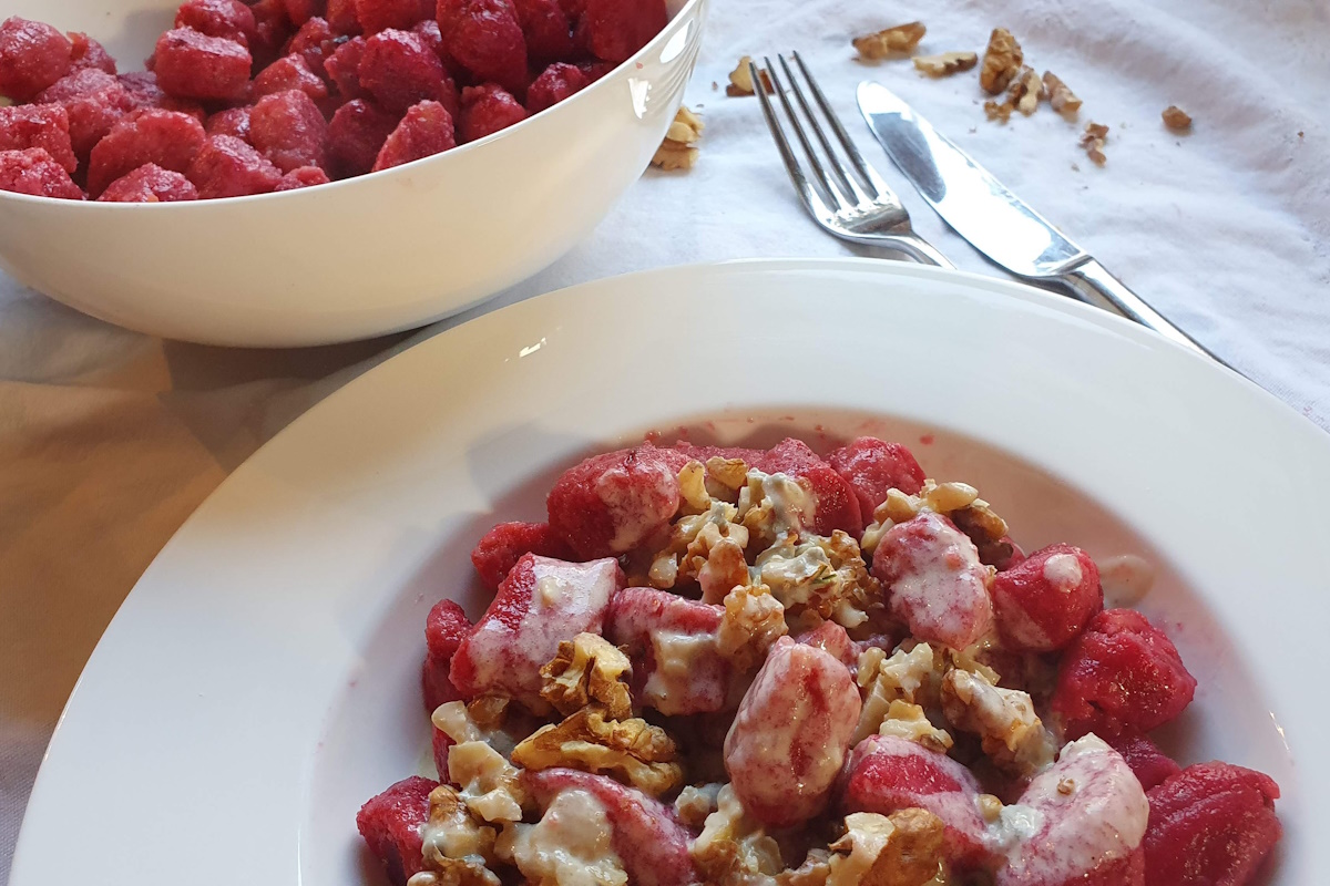 Rote-Bete-Gnocchi mit Gorgonzola-Walnuss-Soße