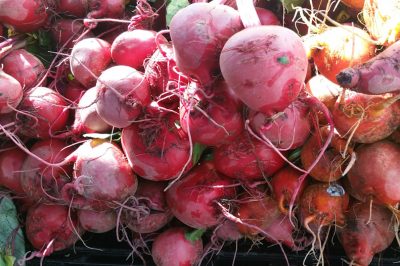 Viele Rote Bete auf dem Wochenmarkt