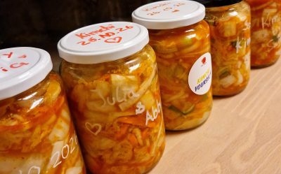 Mehrere Gläser mit Kimchi.